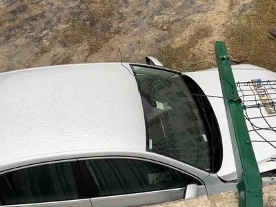 Otopark manevrası tel çitini aşıp 3 metrelik boşluğa düştü: Koç Üniversitesi Hastanesi önünde sürücü hafif yaralandı