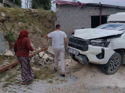 Yokuşta yeniden tehlike: evin bahçesine düşen araçlar mahalleyi tedirgin etti