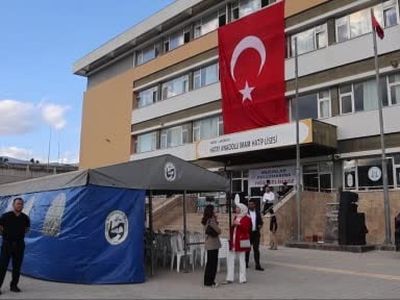Mezunlar hasreti sarıldı: Hatay Anadolu İmam Hatip Lisesi’nde buluşma