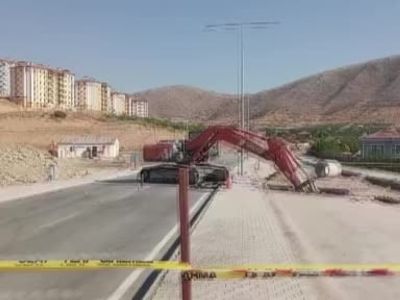Malatya'da Yol Çalışmasında Göçük: 2 İşçinin Kurtarılması İçin Çalışmalar Sürüyor