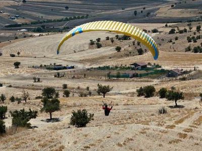 Zirveleri tırmanıp gökyüzünde süzülen emlak danışmanı