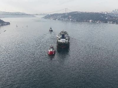 Boğazda eskort eşliğinde geçen AK ANA tankeri dron kaydıyla görüntülendi