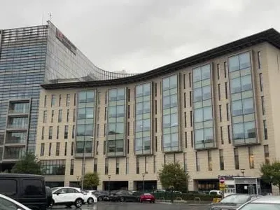 Zeytinburnu'da Koç Üniversitesi otoparkından düşen otomobil tel örgüyü aştı