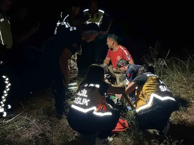 Manevra sırasında uçuruma yuvarlanan sürücünün kurtarılma anları görüntülendi