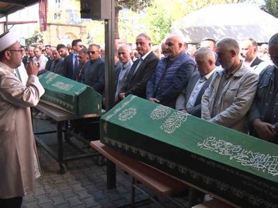 Maltepe'de çöken binada hayatını kaybeden iki kardeş dualarla uğurlandı