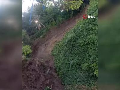 Büyükçekmece Mimar Sinan sahil'de toprak kayması sahil yolunu kısmen kapattı