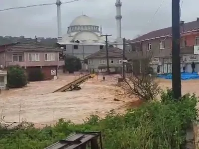 Karasu'da gece yarısı yükselen sel sokakları ve zemin katları suyla kapladı