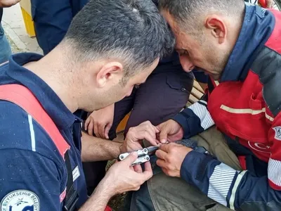 Atatürk Parkı'nda mahsur kalan güvercin itfaiyenin müdahalesiyle yeniden gökyüzüne kavuştu