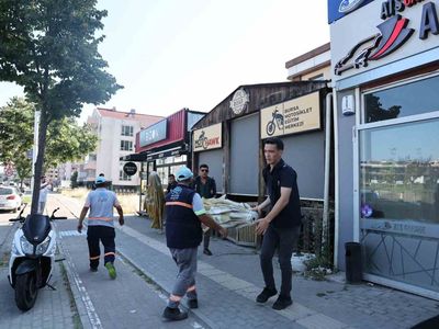 Nilüfer’de yayaların önceliği sağlandı: işgal eden tabela ve dubalar toplandı