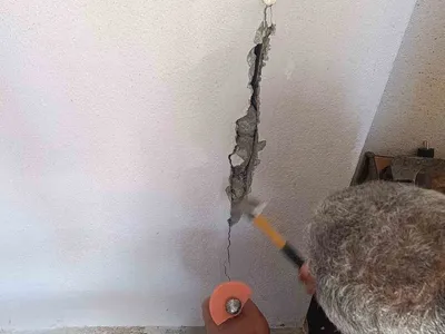 Yaz tatilinde personel el birliğiyle okulun eksiklerini gideriyor