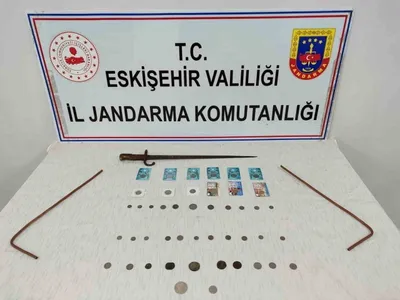 Eskişehir'de tarihi eser piyasasına darbe: 46 helenistik sikke ve kılıç ele geçirildi