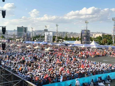 başkentte çeyrek asır kutlaması başladı: miting alanı doldu