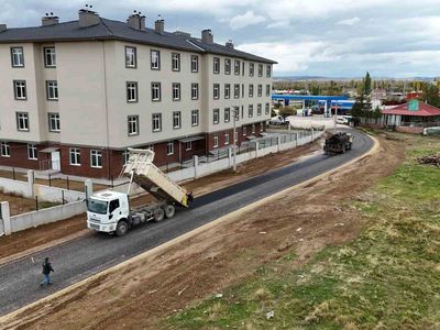 Bolvadin'de Yeni Huzurevi erişim yolu soğuk asfaltla yenilendi
