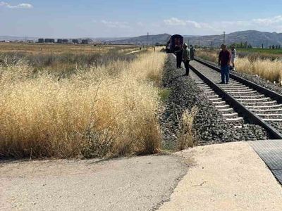 Afyonkarahisar'da hemzemin geçitte pat pat ile çarpışma: 1 ölü, 2 yaralı