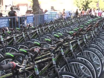 Bahçelievler'de çocuklara yaşamla pedal vurma çağrısı: 100 bisiklet daha dağıtıldı