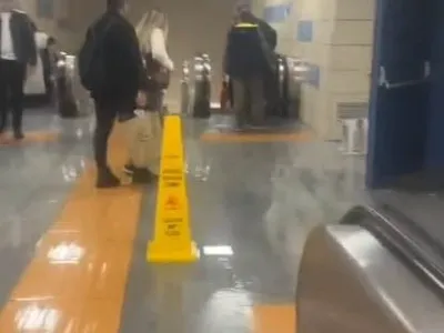 Hacıosman metrosunda tavandan sular yolcuları alternatif güzergâhlara yönlendirdi