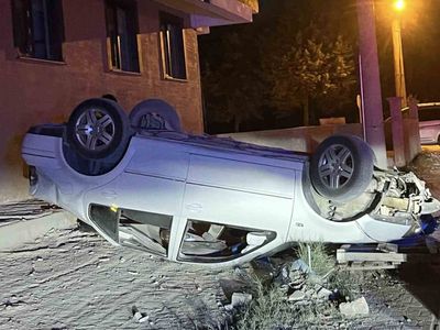 Kontrolden çıkan otomobil takla attı: sürücü ve 5 yaşındaki çocuk yaralandı