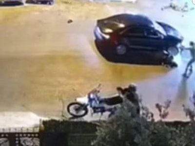 motosiklet kazasında kaputtaki çocuğu indiren sürücü yaralıların üzerinden geçip kaçtı