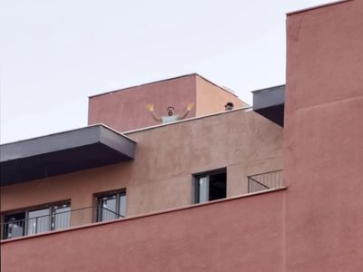 terasta oyun havası çalan işçiler Antakya'da morali yükseltti