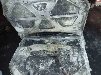 Burdur'da yolda alev alan araç çevredeki otluğu kül etti