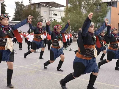 Buca'da 400 öğrenciden 'ilelebet cumhuriyet' mesajı