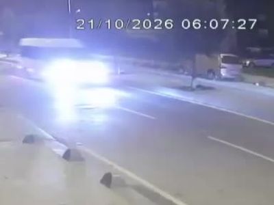 Arnavutköy'de servis minibüsünün park halindeki kamyona çarpma anı kayıtlara yansıdı