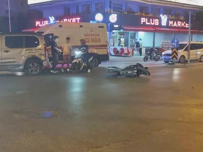 Manavgat'ta Güllük Caddesi'nde çarpışma: motosiklet sürücüsü hastaneye kaldırıldı