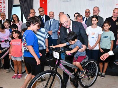 Denizli'de bisiklet sevinci 50 çocuğun yüzünü güldürdü