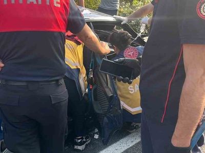 Kaptaş Kaymaklar'da işçi servisi ile otomobil çarpıştı, sürücü ağır yaralandı