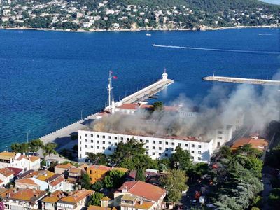 Heybeliada'da restorasyon sırasında Deniz Harp Okulu'nun çatısı alev aldı
