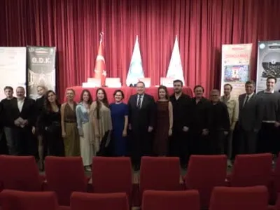 Manisa tiyatrosu 20. yılını 'duruş' temasıyla sahneye taşıyor