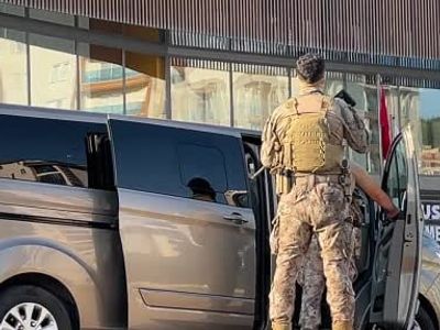 Kaçma girişimi merdivenlerde bitti: Gebze'de şüpheli yaralı yakalandı