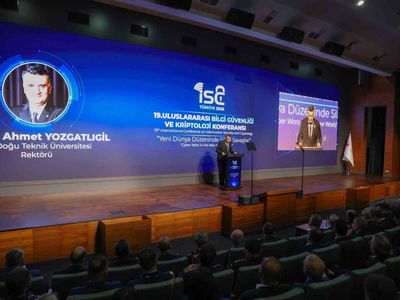 Üstün hizmet ödülü ODTÜ'ye: rektör Yozgatlıgil'e takdim