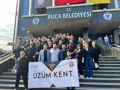 Buca'da 7 aydır maaş alamayan ÜzümKent çalışanları belediye önünde toplandı