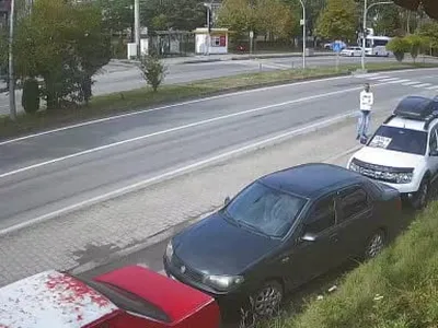 Kırmızı ışığı son anda görünce motosikletiyle yola savruldu
