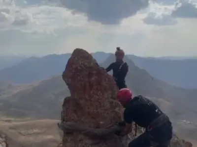 Zorlu kayalıklardan çıkarılan keçiler AFAD ekiplerinin operasyonuyla kurtarıldı