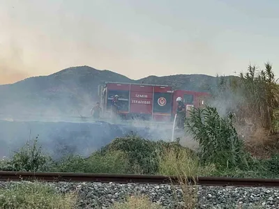Bayındır çevre yolunda rüzgârın etkisiyle yayılan yangın itfaiye tarafından söndürüldü