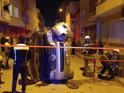 Bursa'da gece yarısı kaza: minibüs elektrik panosuna çarpıp devrildi, sürücü kaçtı