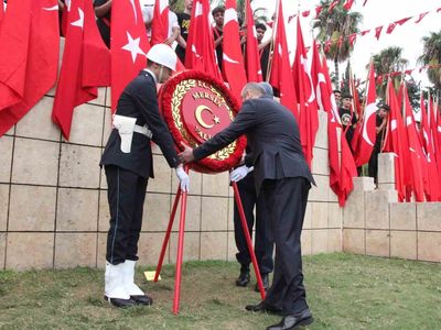 Mersin'de cumhuriyet coşkusu: 103. yıl kutlamaları Atatürk anıtı önünde başladı