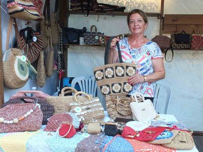 Kağıt ipten örülen çantalar Burhaniye pazarında beğeni topluyor