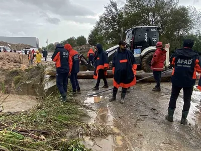 Başiskele'de sağanak sonrası Kiraz Çayı'na düşen araç için arama sürüyor