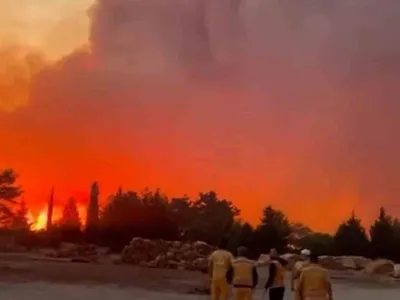 Menteşe Yaraş'ta alevlere karşı karadan ve havadan müdahale sürüyor