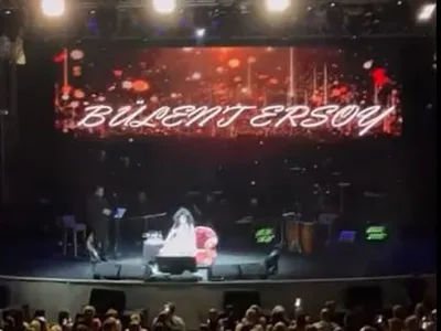 Kuşadası'nda konser gecikmesi ve sanatçının sahnedeki sert çıkışı