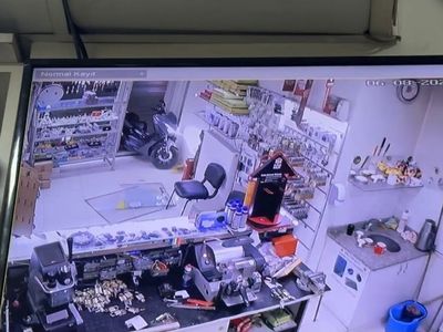 Eskişehir'de manevra kazası dükkanın camını kırıp içeri daldı
