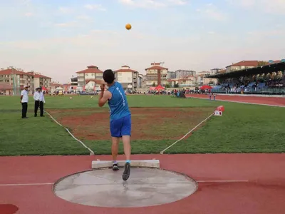 Kütahya'da 30 Ağustos Zafer Kupası'nda U18 atletlerin nefes kesen finali