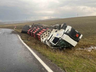 Tekman'da yağışta virajı alamayan tır devrildi, belediye personeli sürücüyü kurtardı