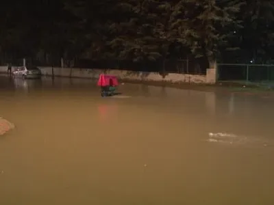 Nakkaş deresinde taşkın: site bahçesi ve otoparkı su altında kaldı