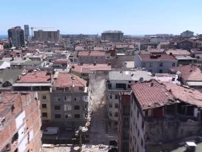 Zeytinburnu'da 67 binanın aynı anda dönüştüğü Yarısı Bizden hamlesi