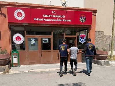 Hakkari merkezinde JASAT tarafından yakalanan iki kişi tutuklandı