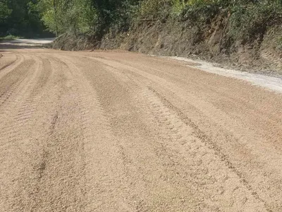 Yılgın köyü'nün yolu sıcak asfalt öncesi kışa hazırlanıyor